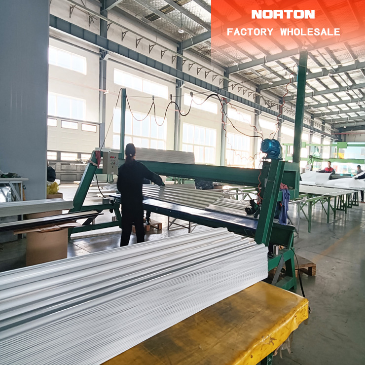 Ang pag -install ng Norton Roll Up Doors ay napaka -streamline at walang hirap.
