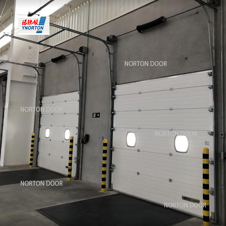 Paano nakakamit ng mga industrial insulated door ang epekto ng pagkakabukod nito?