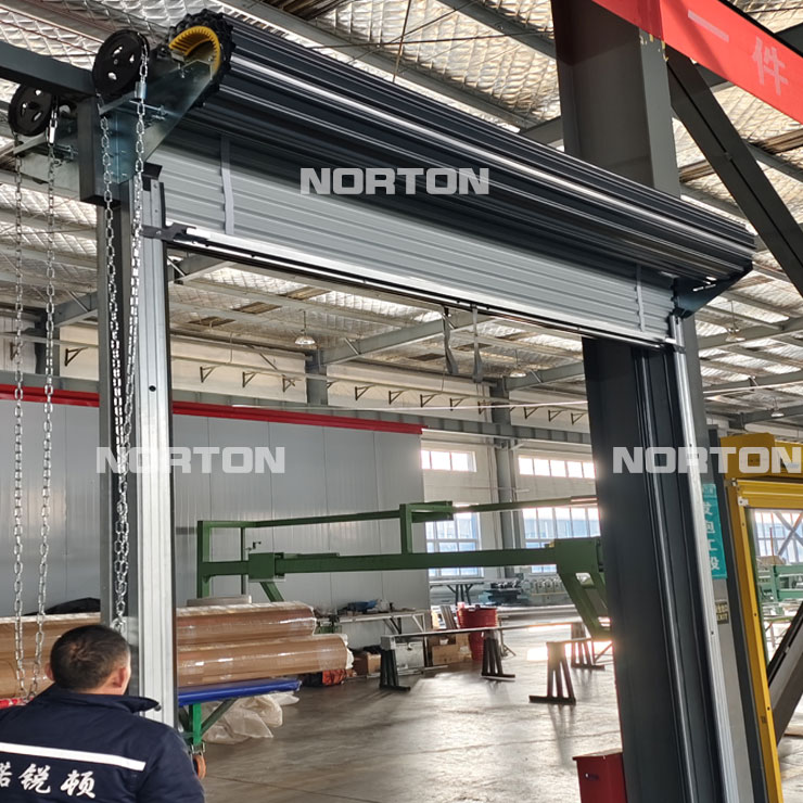 Itim na manu -manong chain rolling door